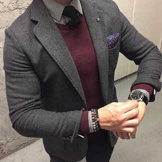 С чем носить темно-красный свитер с круглым вырезом в 30 лет мужчине: Темно-красный свитер с круглым вырезом в паре с черными брюками чинос — прекрасный вариант для воплощения мужского образа в стиле smart casual.