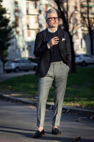 Как носить лоферы с пиджаком за 50 лет мужчине: Сочетание пиджака и серых шерстяных классических брюк позволит создать стильный и привлекательный ансамбль. Очень органично здесь выглядят лоферы.