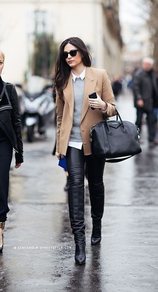 С чем носить кожаные джинсы женщине в стиле смарт-кэжуал: Сочетание светло-коричневого шерстяного пиджака и кожаных джинсов поможет подчеркнуть твой уникальный стиль. В паре с этим образом великолепно будут выглядеть черные кожаные сапоги.
