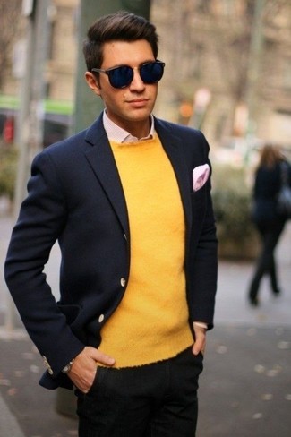 С чем носить желтый свитер с круглым вырезом мужчине: В сочетании друг с другом желтый свитер с круглым вырезом и черные брюки чинос выглядят наиболее выигрышно.