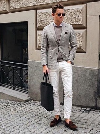 Как носить серый пиджак с белыми брюками чинос осень в стиле смарт-кэжуал: Серый пиджак в сочетании с белыми брюками чинос прекрасно подойдет для офиса. Хотел бы привнести в этот наряд нотку строгости? Тогда в качестве дополнения к этому ансамблю, выбирай темно-коричневые замшевые лоферы с кисточками. Такой лук обязательно придется тебе по душе осенью.