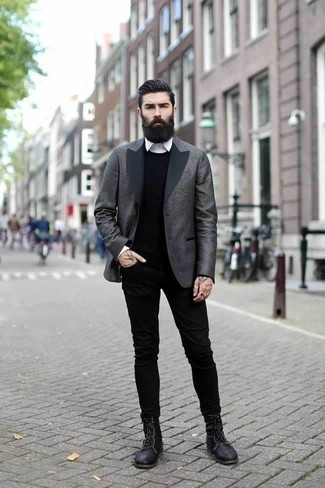 Какие джинсы носить с черным свитером с круглым вырезом в 30 лет мужчине: Черный свитер с круглым вырезом и джинсы — хороший вариант, если ты хочешь составить непринужденный, но в то же время стильный мужской образ. Думаешь сделать образ немного элегантнее? Тогда в качестве дополнения к этому луку, выбирай черные кожаные повседневные ботинки.