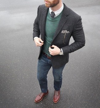 С чем носить темно-серый галстук мужчине осень в стиле смарт-кэжуал: Сочетание темно-серого пиджака и темно-серого галстука поможет составить модный и привлекательный лук. Тебе нравятся незаурядные сочетания? Закончи свой образ темно-красными кожаными повседневными ботинками. Разве это не крутая идея в прохладную осеннюю погоду?