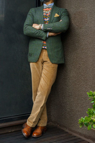 С чем носить разноцветный свитер с круглым вырезом мужчине: Разноцветный свитер с круглым вырезом и светло-коричневые вельветовые классические брюки — хороший пример элегантного стиля. В сочетании с этим луком наиболее гармонично будут выглядеть табачные кожаные туфли дерби.