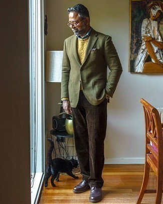 Какие классические рубашки носить с желтым свитером с круглым вырезом за 50 лет мужчине в стиле смарт-кэжуал: Если ты принадлежишь к той немногочисленной группе джентльменов, которые каждый день одеваются безукоризненно, тебе полюбится ансамбль из желтого свитера с круглым вырезом и классической рубашки. Подбирая обувь, можно немного поэкспериментировать и дополнить ансамбль темно-пурпурными кожаными повседневными ботинками.