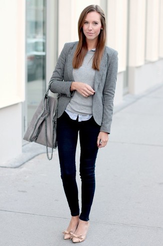 Модный лук: серый пиджак, серый свитер с круглым вырезом, серая классическая рубашка, темно-синие джинсы скинни