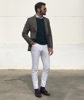 С чем носить пурпурные носки мужчине: Темно-серый пиджак и пурпурные носки — хорошая формула для создания привлекательного и несложного образа. Толику консерватизма и мужественности ансамблю добавит пара темно-коричневых кожаных лоферов с кисточками.