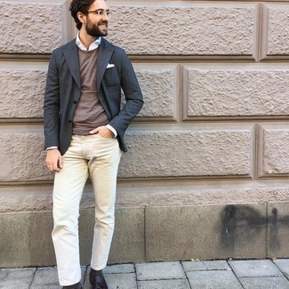 Как носить серый пиджак с бежевыми джинсами мужчине в теплую погоду: Если ты принадлежишь к той редкой категории парней, разбирающихся в одежде, тебе придется по душе сочетание серого пиджака и бежевых джинсов. Почему бы не привнести в этот образ на каждый день немного стильной строгости с помощью темно-коричневых кожаных лоферов с кисточками?