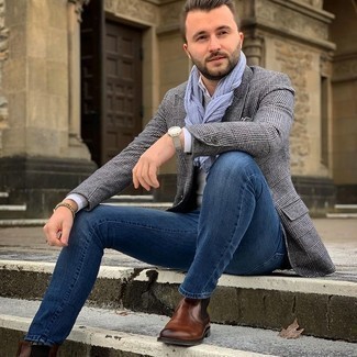 Модный лук: серый шерстяной пиджак в шотландскую клетку, серый свитер с круглым вырезом, белая классическая рубашка, синие джинсы