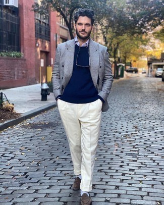 Какие классические брюки носить с синим свитером с круглым вырезом мужчине в деловом стиле: Комбо из серого пиджака в шотландскую клетку и белых классических брюк — превосходный пример делового городского стиля. Весьма подходяще здесь будут выглядеть коричневые замшевые лоферы.