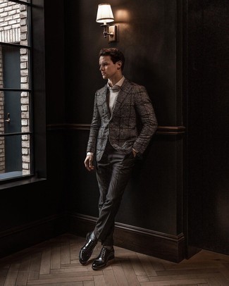 Как носить темно-серый шерстяной пиджак в шотландскую клетку с темно-серыми классическими брюками мужчине в теплую погоду в деловом стиле: Темно-серый шерстяной пиджак в шотландскую клетку в сочетании с темно-серыми классическими брюками — отличный пример делового городского стиля. Не прочь сделать лук немного элегантнее? Тогда в качестве дополнения к этому ансамблю, обрати внимание на черные кожаные оксфорды.