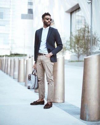 Какие классические рубашки носить с темно-сине-белым пиджаком в 30 лет мужчине осень: Темно-сине-белый пиджак в паре с классической рубашкой поможет примерить на себя строгий деловой стиль. Хотел бы сделать лук немного элегантнее? Тогда в качестве обуви к этому образу, обрати внимание на темно-коричневые замшевые лоферы с кисточками. Такое образ из гарантирует, что твой осенний лук не будет скучным и унылым.