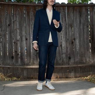 Какие низкие кеды носить с темно-сине-белым пиджаком в 30 лет мужчине в стиле смарт-кэжуал: Темно-сине-белый пиджак и темно-синие джинсы — замечательное решение для мероприятий с деловым дресс-кодом. Дерзкие парни дополнят лук низкими кедами.