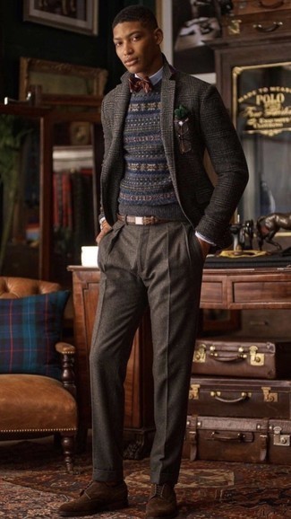 С чем носить коричневый шерстяной пиджак в шотландскую клетку в 20 лет мужчине: Для воплощения элегантного мужского вечернего лука чудесно подойдет коричневый шерстяной пиджак в шотландскую клетку и темно-коричневые шерстяные классические брюки. В сочетании с этим луком наиболее удачно выглядят темно-коричневые замшевые броги.