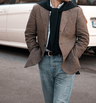 С чем носить коричневый пиджак мужчине в теплую погоду: Коричневый пиджак и серые джинсы — великолепный выбор для поклонников дресс-кода smart casual.