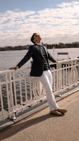 Какие пиджаки носить с белыми брюками чинос: Пиджак и белые брюки чинос вне всякого сомнения украсят твой гардероб. Почему бы не привнести в этот образ немного небрежности с помощью светло-коричневых замшевых эспадрилий?