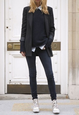 Модный лук: черный пиджак, черный свитер с круглым вырезом, белая классическая рубашка, темно-серые джинсы скинни