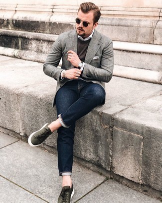 С чем носить серый пиджак в шотландскую клетку мужчине осень в стиле смарт-кэжуал: Если в одежде ты ценишь удобство и практичность, не обходи стороной такое сочетание серого пиджака в шотландскую клетку и темно-синих джинсов. темно-зеленые кожаные низкие кеды добавят облику расслабленности и беззаботства. Когда ты одет со вкусом, всё дается легко, даже если на улице по-осеннему тоскливо и угрюмо.