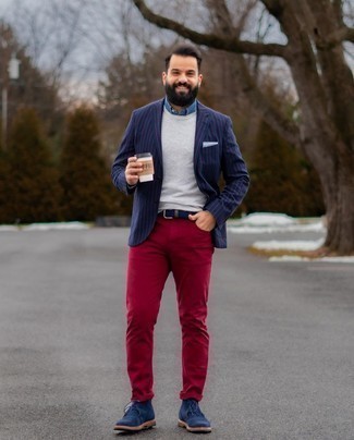 Как носить синюю классическую рубашку из шамбре с темно-синим пиджаком в 30 лет мужчине: Темно-синий пиджак и синяя классическая рубашка из шамбре помогут составить изысканный мужской образ. Тебе нравятся дерзкие решения? Дополни свой образ темно-синими замшевыми ботинками дезертами.