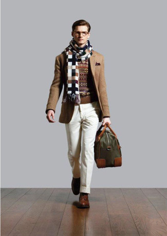 Модный лук: светло-коричневый пиджак, коричневый свитер с круглым вырезом с жаккардовым узором, белые классические брюки, коричневые кожаные туфли дерби