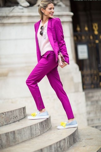 С чем носить ярко-розовые брюки женщине: Ярко-розовый пиджак и ярко-розовые брюки — неотъемлемые вещи в гардеробе дамского пола с чувством стиля. В сочетании с серыми кожаными лоферами с кисточками такой лук смотрится особенно удачно.