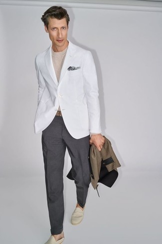 Как носить классические брюки с эспадрильями мужчине в стиле смарт-кэжуал: Белый пиджак и классические брюки — обязательные вещи в деловом мужском гардеробе. Ты можешь легко адаптировать такой образ к повседневным делам, надев эспадрильями.