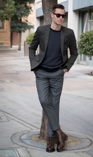 С чем носить темно-зеленый пиджак в 30 лет мужчине в теплую погоду в стиле смарт-кэжуал: Сочетание темно-зеленого пиджака и серых классических брюк поможет создать модный и мужественный образ. Любишь незаурядные решения? Можешь закончить свой лук коричневыми кожаными повседневными ботинками.