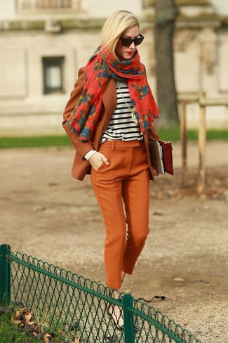 С чем носить оранжевые классические брюки в 30 лет женщине: Табачный пиджак в паре с оранжевыми классическими брюками позволит создать стильный и женственный лук. В этот наряд не составит труда интегрировать пару черных кожаных туфель.