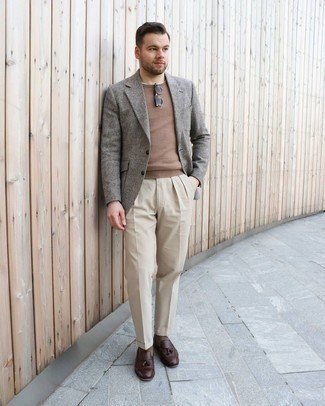 Как носить бежевые классические брюки с серым пиджаком в 30 лет мужчине осень: Серый пиджак в сочетании с бежевыми классическими брюками поможет исполнить строгий деловой стиль. В тандеме с этим луком наиболее уместно выглядят темно-коричневые кожаные лоферы с кисточками. Уверены, это здоровское решение в прохладную осеннюю погоду.