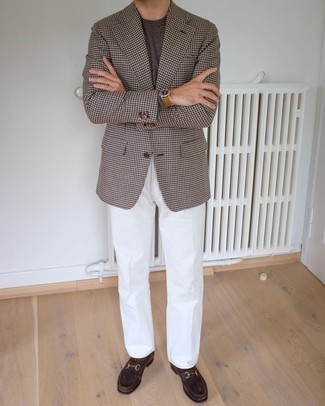 Какие пиджаки носить с темно-коричневыми лоферами мужчине: Комбо из пиджака и белых классических брюк позволит создать стильный и элегантный лук. В паре с этим луком великолепно будут смотреться темно-коричневые лоферы.