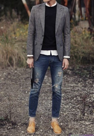 Какие зауженные джинсы носить с серым пиджаком мужчине осень в стиле кэжуал: Если в одежде ты делаешь ставку на комфорт и функциональность, серый пиджак и зауженные джинсы — великолепный вариант для привлекательного мужского образа на каждый день. Такой лук легко обретает новое прочтение в паре с светло-коричневыми кожаными брогами. Как по нам, так это классная задумка в пасмурную погоду.