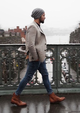Как носить серый пиджак с синими джинсами мужчине в стиле смарт-кэжуал: Серый пиджак в паре с синими джинсами — прекрасная идея для создания мужского лука в элегантно-деловом стиле. Думаешь сделать образ немного элегантнее? Тогда в качестве обуви к этому луку, выбери табачные кожаные ботинки броги.