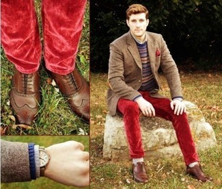 С чем носить темно-коричневый шерстяной пиджак мужчине осень: Сочетание темно-коричневого шерстяного пиджака и красных бархатных джинсов — замечательный пример непринужденного офисного стиля для мужчин. Любители модных экспериментов могут дополнить ансамбль темно-коричневыми кожаными брогами, тем самым добавив в него чуточку изысканности. Такой лук будет приятно примерить на себя в пасмурный осенний день.