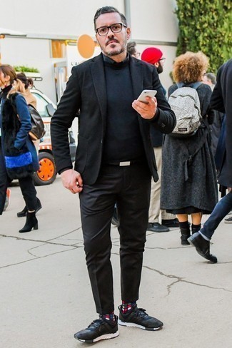С чем носить черно-белый ремень за 40 лет мужчине осень в стиле смарт-кэжуал: Если ты ценишь удобство и практичность, черный пиджак и черно-белый ремень — хороший вариант для расслабленного мужского ансамбля на каждый день. Что же до обуви, можно дополнить ансамбль черными кроссовками. Разве это не крутая задумка на межсезонье, когда столбик термометра ползет вниз?