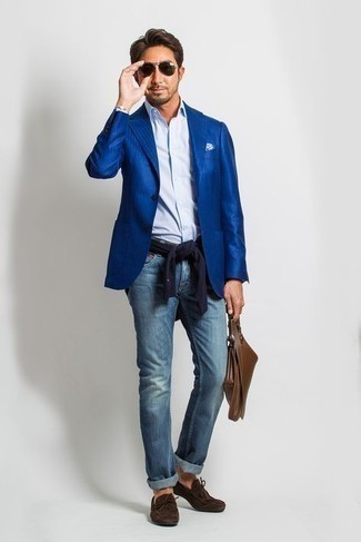Как носить синие джинсы с темно-коричневыми замшевыми лоферами за 40 лет мужчине: Если превыше всего ты ценишь удобство и практичность, попробуй это тандем синего пиджака в вертикальную полоску и синих джинсов. Толику стильной строгости и мужественности образу добавит пара темно-коричневых замшевых лоферов.
