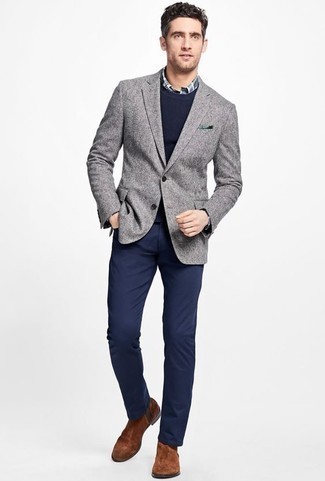 Модный лук: серый пиджак, темно-синий свитер с круглым вырезом, бело-темно-синяя рубашка с длинным рукавом в шотландскую клетку, темно-синие брюки чинос