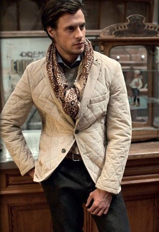 Модный лук: светло-коричневый стеганый пиджак, серый свитер с круглым вырезом, голубая рубашка с длинным рукавом, темно-коричневые брюки чинос