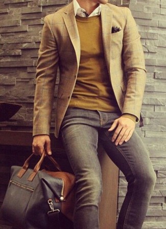 Как носить темно-серые джинсы с коричневым пиджаком в шотландскую клетку мужчине в теплую погоду: В коричневом пиджаке в шотландскую клетку и темно-серых джинсах можно пойти на встречу в непринужденной обстановке или провести выходной, когда в программе культурное мероприятие без дресс-кода.