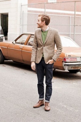 Модный лук: светло-коричневый пиджак, зеленый свитер с круглым вырезом, белая рубашка с длинным рукавом, темно-синие джинсы