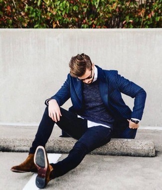 С чем носить синий пиджак в вертикальную полоску мужчине осень: Синий пиджак в вертикальную полоску выглядит выигрышно в паре с темно-синими джинсами. Любители свежих идей могут завершить лук коричневыми замшевыми ботинками челси, тем самым добавив в него толику строгости. Нам кажется, это суперское лук из для межсезонного периода, когда погода начнет портиться.