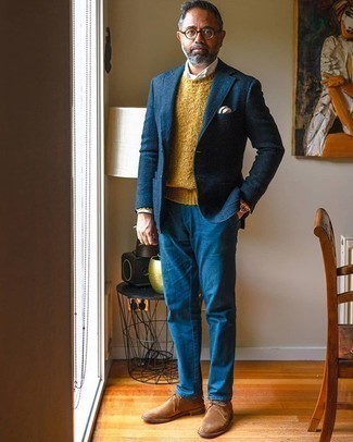 Какие свитера с круглым вырезом носить с синим пиджаком мужчине в прохладную погоду: Синий пиджак и свитер с круглым вырезом — выбирай этот выбор, если не боишься оказаться в центре внимания. Этот образ выигрышно дополнят коричневые замшевые ботинки дезерты.