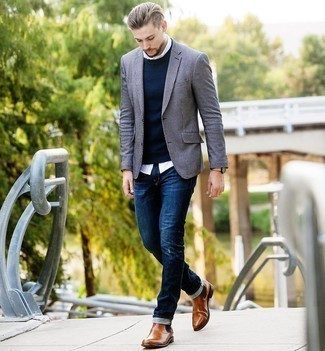 Какие джинсы носить с серым пиджаком мужчине в стиле кэжуал: Если превыше всего ты ценишь комфорт и функциональность, обрати внимание на тандем серого пиджака и джинсов. Если ты предпочитаешь смелые решения в своих образах, закончи этот табачными кожаными ботинками челси.
