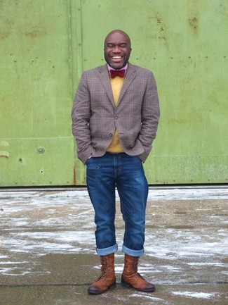 С чем носить зелено-желтый свитер мужчине осень: Зелено-желтый свитер в сочетании с синими джинсами без сомнений будет привлекать взгляды прекрасного пола. Такой образ обретает новое прочтение в сочетании с коричневыми кожаными повседневными ботинками. Когда ты одет эффектно и нескучно, справиться с сезонной грустью намного проще.