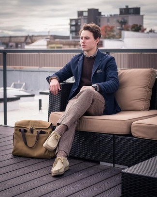 С чем носить темно-синий пиджак в 30 лет мужчине в прохладную погоду в стиле смарт-кэжуал: Темно-синий пиджак и коричневые шерстяные брюки чинос позволят создать необычный мужской образ для рабочего дня в офисе. Что касается обуви, бежевые замшевые ботинки дезерты — самый подходящий вариант.