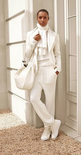 С чем носить бело-синий шарф женщине весна в спортивном стиле: Сочетание белого шерстяного пиджака и бело-синего шарфа - очень практично, и поэтому идеально для повседневой носки. Вместе с этим образом чудесно выглядят белые высокие кеды из плотной ткани. Когда зимняя пора уходит и сменяется весной, хочется быть яркими и заряженными весенним настроением. Подобный образ точно в этом поможет.