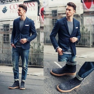 С чем носить синие ботинки мужчине: Темно-синий пиджак и темно-синие джинсы — великолепный выбор для рабочего ансамбля на каждый день. Вместе с этим ансамблем отлично смотрятся синие ботинки.