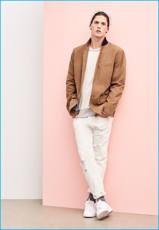 С чем носить светло-коричневый пиджак в 20 лет мужчине: Светло-коричневый пиджак и белые рваные джинсы идеально подходят для воплощения городского лука на каждый день. Белые кожаные низкие кеды — прекрасный выбор, чтобы дополнить образ.