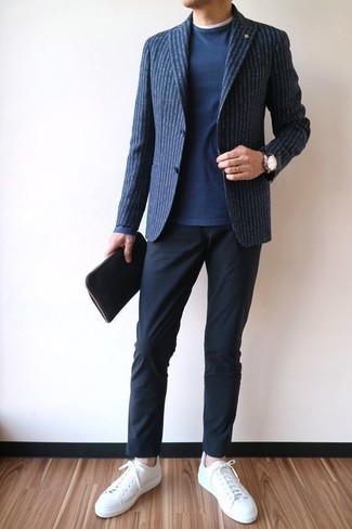 Как носить темно-синий пиджак с белыми кожаными низкими кедами в 30 лет мужчине в стиле кэжуал: Сочетание темно-синего пиджака и черных брюк чинос — идеальный офисный вариант для парней. Белые кожаные низкие кеды привнесут в образ нотки легкости.