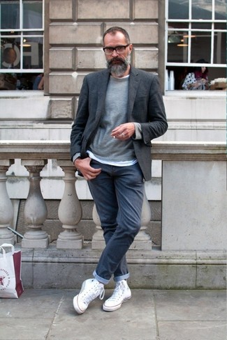С чем носить темно-серый пиджак за 40 лет мужчине в теплую погоду в стиле кэжуал: Если ты приписываешь себя к той немногочисленной категории джентльменов, неплохо разбирающихся в модных тенденциях, тебе придется по душе ансамбль из темно-серого пиджака и темно-серых джинсов. Любители рискованных сочетаний могут дополнить лук белыми высокими кедами.
