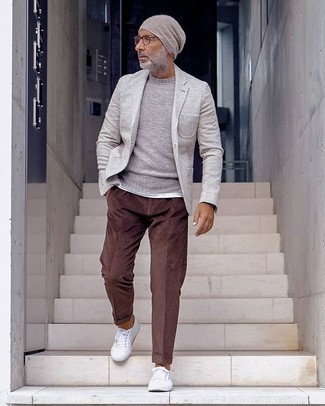 С чем носить серый свитер с круглым вырезом за 50 лет мужчине в стиле смарт-кэжуал: Ты будешь выглядеть безупречно в сером свитере с круглым вырезом и коричневых вельветовых классических брюках. Если ты не боишься экспериментировать, на ноги можно надеть белые низкие кеды из плотной ткани.